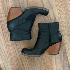 Korks kork-Ease black boots with brown heels 8.0